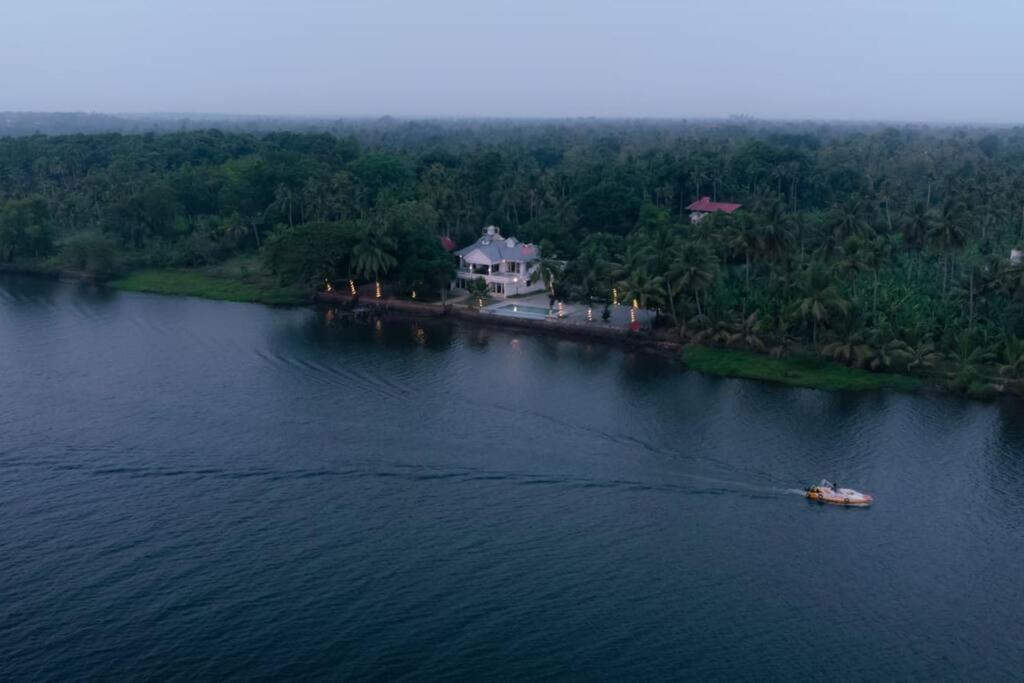Riveria Portico - River Side 6 Bedroom Private Pool Bungalow North Paravur Exteriér fotografie